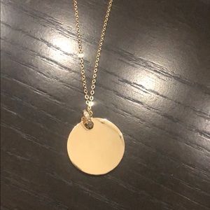 Necklace w/round gold pendant